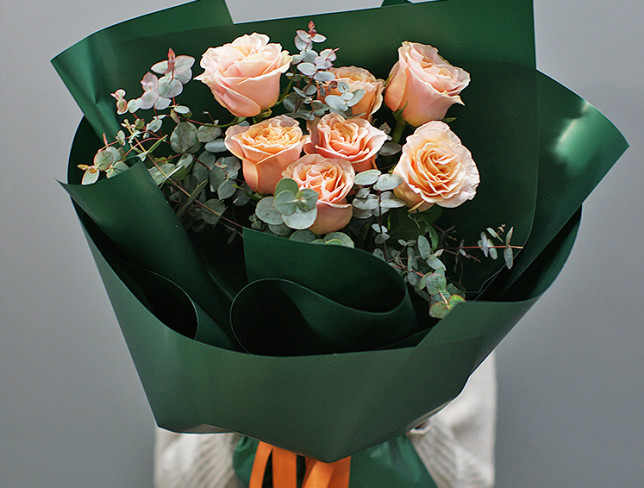 Букет из пионовидных роз с эвкалиптом Фото